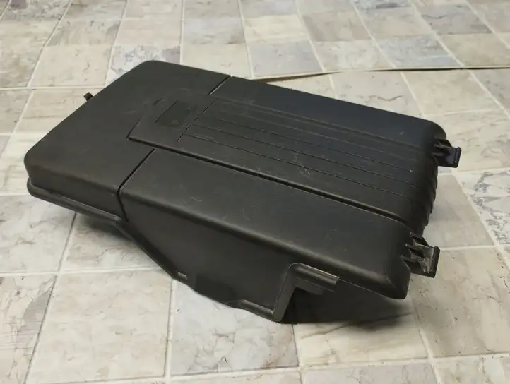 Volkswagen Golf V (2003 - 2009) 1K0915443A Крышка ящика аккумулятора — фото 3
