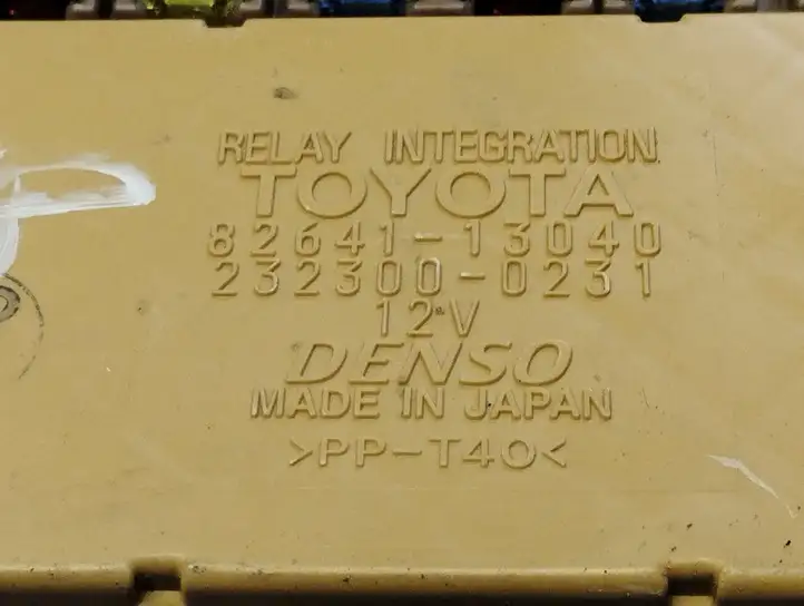 Toyota Corolla Verso E121 (2001 - 2004) 8264113040 Блок предохранителей — фото 2