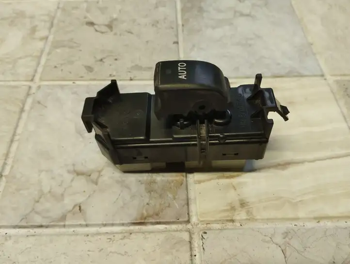 Toyota Corolla Verso E121 (2001 - 2004) 8403013031 Блок кнопок стеклоподъемников — фото 1