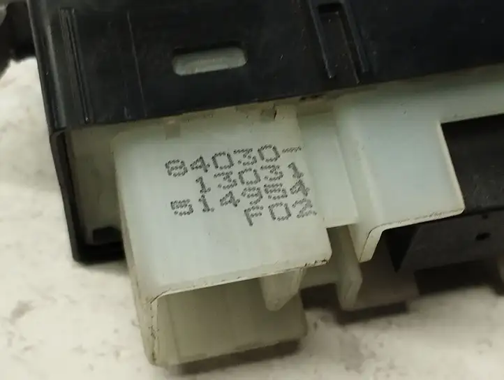 Toyota Corolla Verso E121 (2001 - 2004) 8403013031 Блок кнопок стеклоподъемников — фото 2