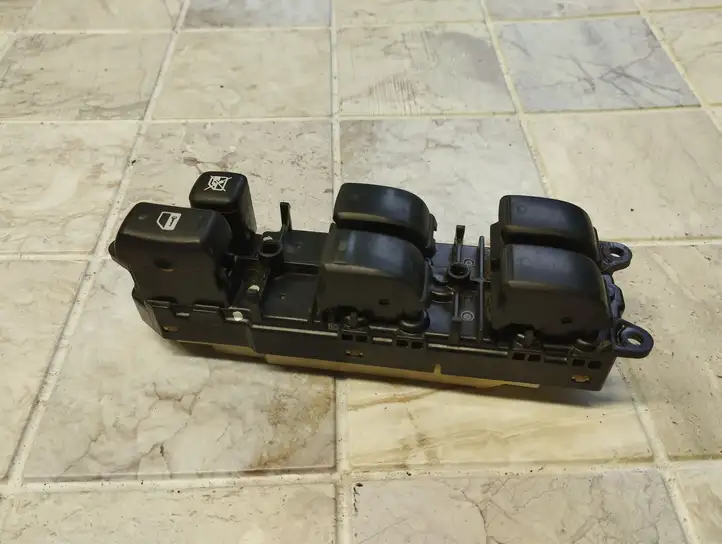 Toyota Corolla Verso E121 (2001 - 2004) 8404013081 Блок кнопок стеклоподъемников — фото 1