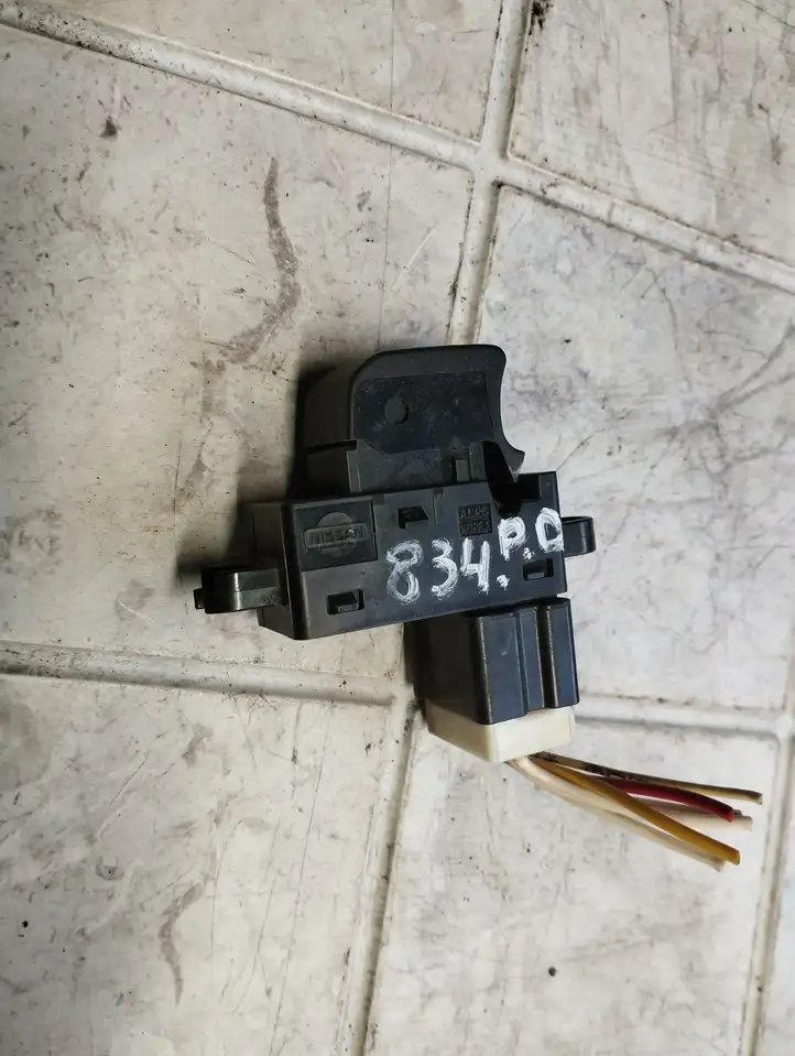 Nissan Note (E11) (2006 - 2014) Кнопка стеклоподъемников — фото 2