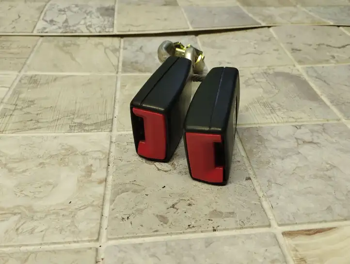 Volkswagen Golf V (2003 - 2009)  1K0857739D Задний средний замок ремня