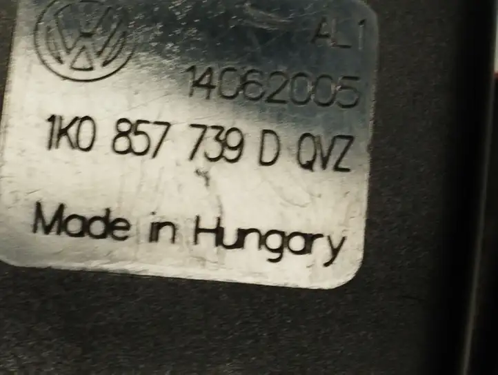Volkswagen Golf V (2003 - 2009)  1K0857739D Задний средний замок ремня