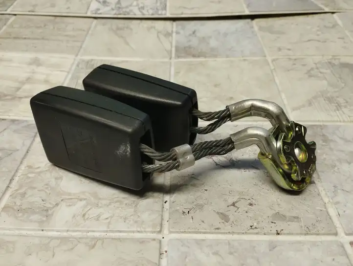 Volkswagen Golf V (2003 - 2009)  1K0857739D Задний средний замок ремня