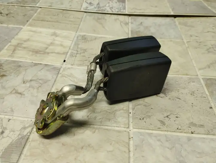 Volkswagen Golf V (2003 - 2009)  1K0857739D Задний средний замок ремня