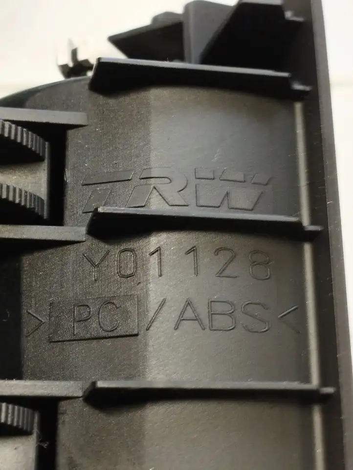 Volvo V50 (2004 - 2008) Y01128 Боковой воздушный дефлектор — фото 5
