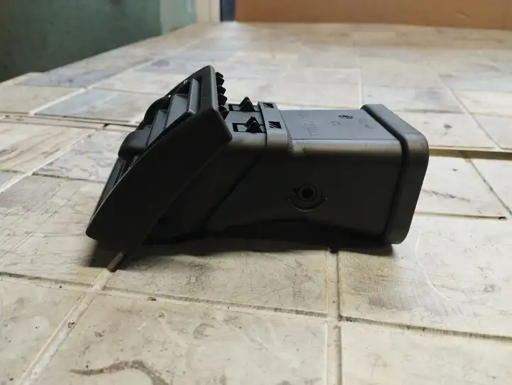 Volvo V50 (2004 - 2008) Y01128 Боковой воздушный дефлектор — фото 6