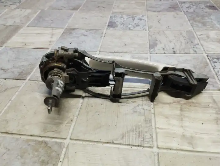 Skoda Octavia Mk2 (1Z) (2004 - 2013) 1U0837885B Наружная ручка двери — фото 4