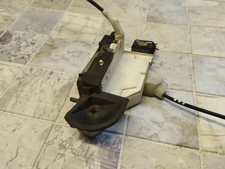 Peugeot 5008 (2009 - 2013)  3351A1957J8 Замок передней двери