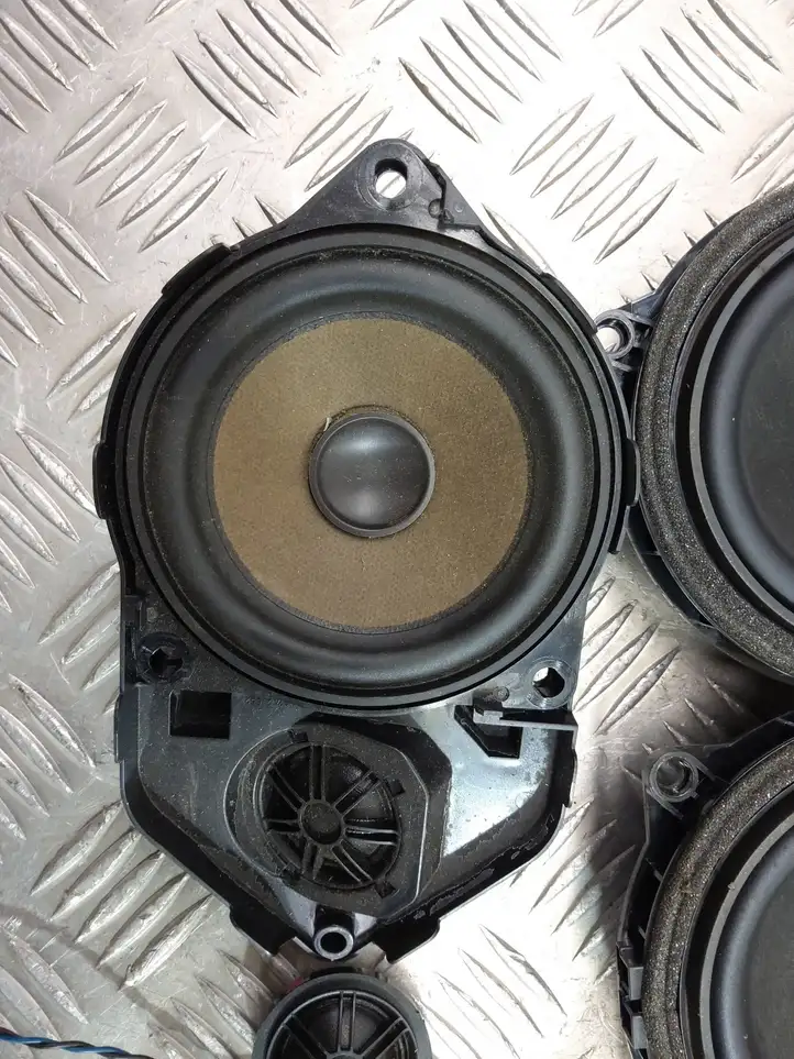 BMW 5 F10 F11 (2009 - 2016)  9275578 Звукоусилитель