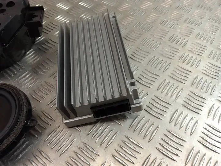 BMW 5 F10 F11 (2009 - 2016)  9275578 Звукоусилитель