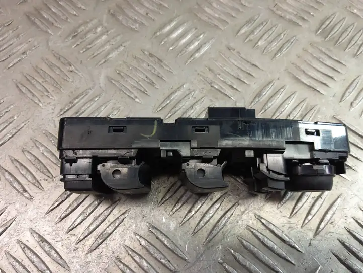 BMW X3 F25 (2010 - 2017) 9208111 Кнопка стеклоподъемников — фото 3