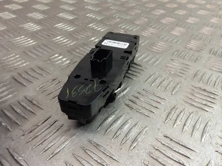 BMW X3 F25 (2010 - 2017) 9208111 Кнопка стеклоподъемников — фото 10
