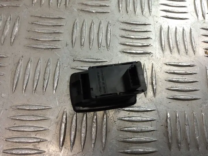 BMW 3 E90 E91 (2005 - 2012) 6945874 Кнопка стеклоподъемников — фото 3