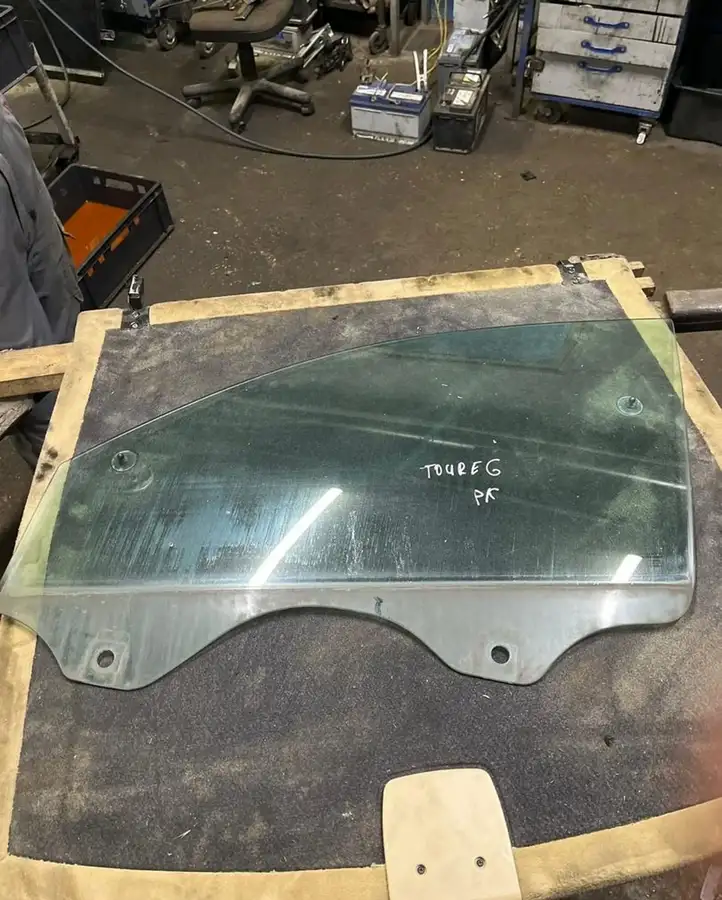 Volkswagen Touareg I (2002 - 2010) Стекло передней двери — фото 1