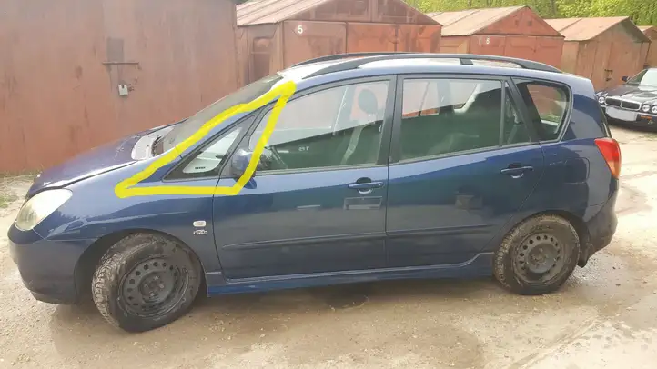 Toyota Corolla Verso E121 (2001 - 2004) Треугольное стекло кузова — фото 1