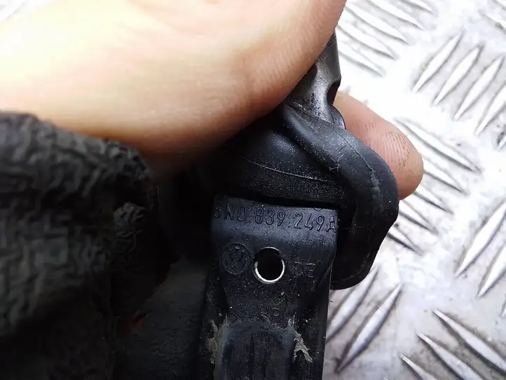 Volkswagen Tiguan (2007 - 2011)  5N0839249A Ограничитель открывания задней двери