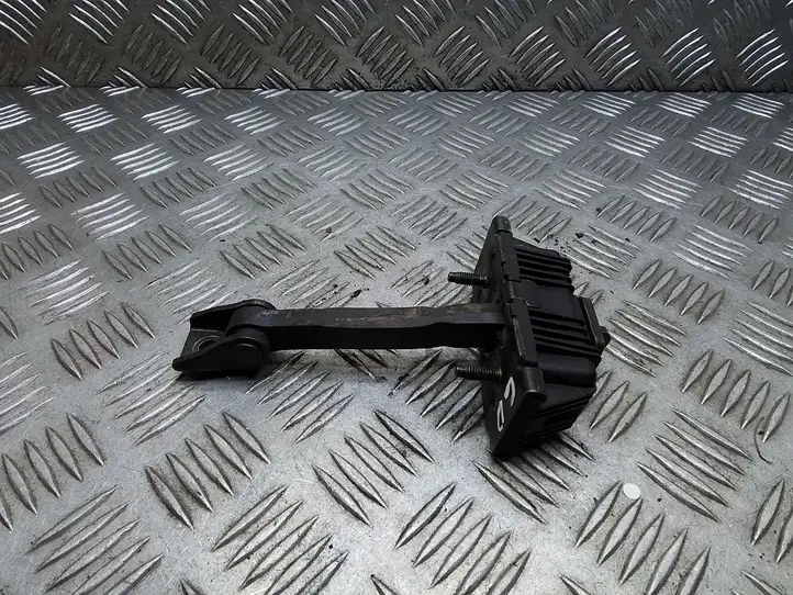 Toyota Avensis T250 (2006 - 2009)   Ограничитель открывания задней двери