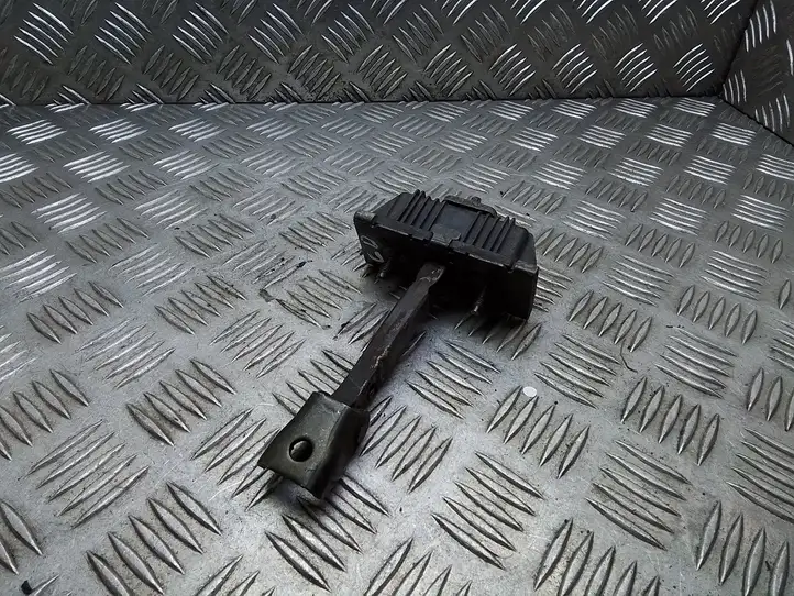 Toyota Avensis T250 (2006 - 2009)   Ограничитель открывания задней двери