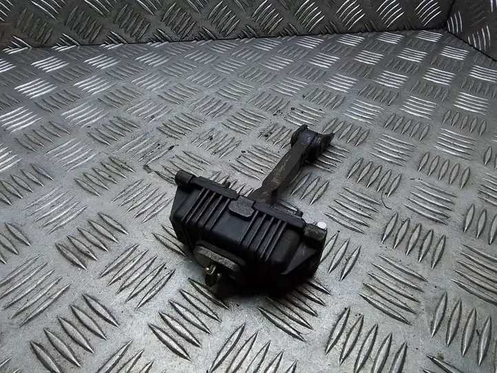 Toyota Avensis T250 (2006 - 2009)   Ограничитель открывания задней двери