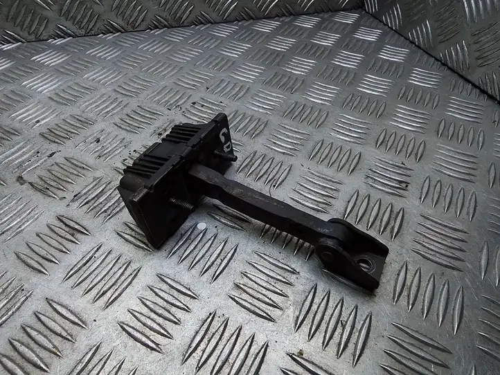 Toyota Avensis T250 (2006 - 2009)   Ограничитель открывания задней двери