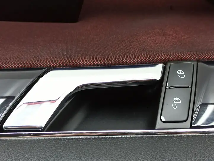 Mercedes-Benz C W204 (2007 - 2014) A2047201022 Обшивка передней двери — фото 9