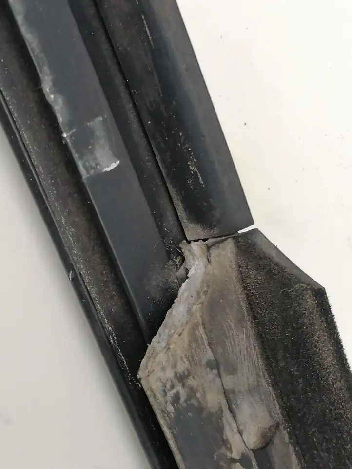 Mercedes-Benz C W203 (2000 - 2007)   Облицовка стекла задней двери