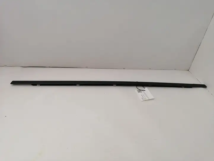 Mercedes-Benz C W203 (2000 - 2007)   Облицовка стекла задней двери