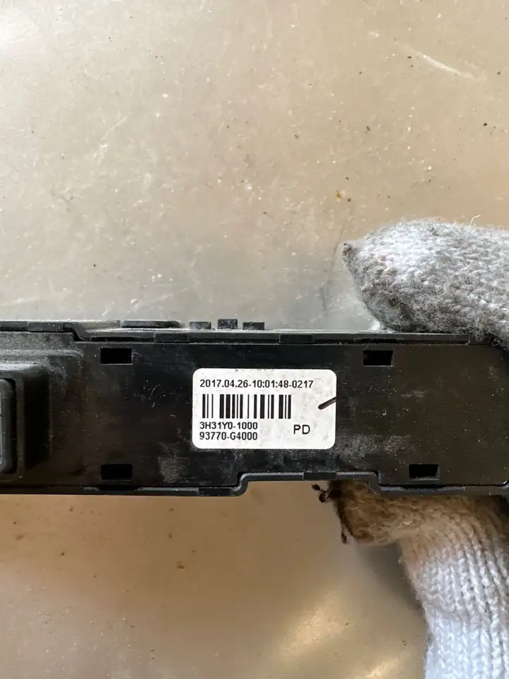 Hyundai i30 (2015 - 2017)  93770G4000 Другие включатели / ручки/ переключатели