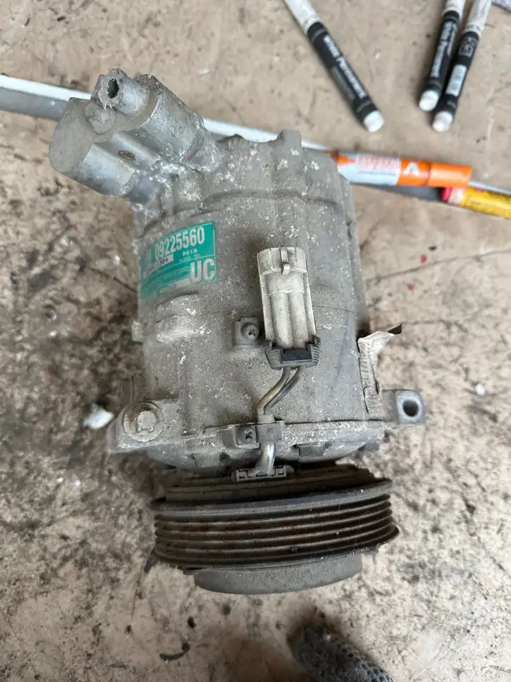 Opel Vectra C (2002 - 2005) 09225560 Компрессор (насос) кондиционера воздуха — фото 1
