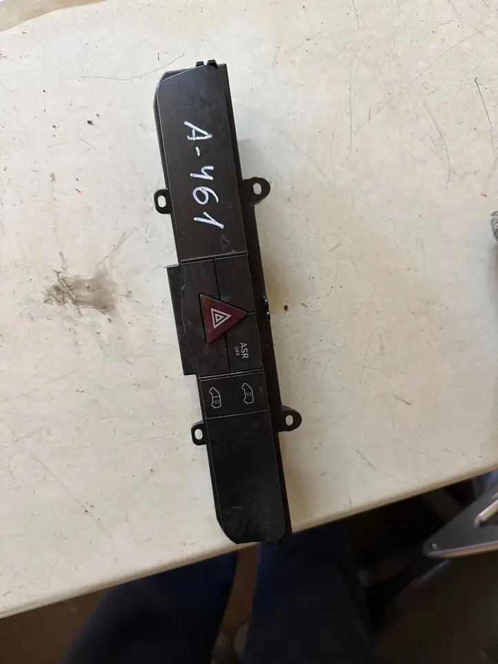 Mercedes-Benz Sprinter W906 (2006 - 2018)  A9068701010 Включатель аварийных фонарей