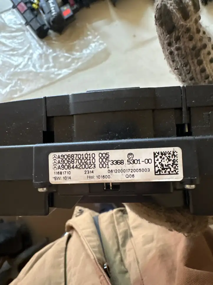 Mercedes-Benz Sprinter W906 (2006 - 2018)  A9068701010 Включатель аварийных фонарей