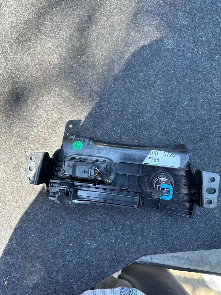 Chevrolet Malibu (2008 - 2012)  21828764 Другая центральная деталь консоли (туннеля)