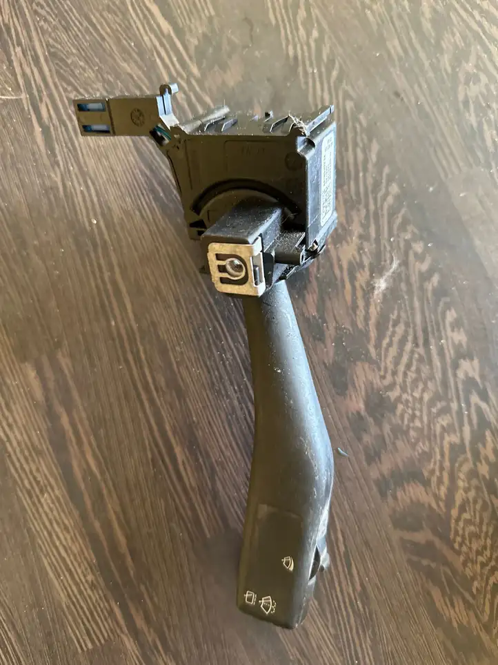 Volkswagen Golf V (2003 - 2009)  ANP80H023A Ручка стеклоочистителей