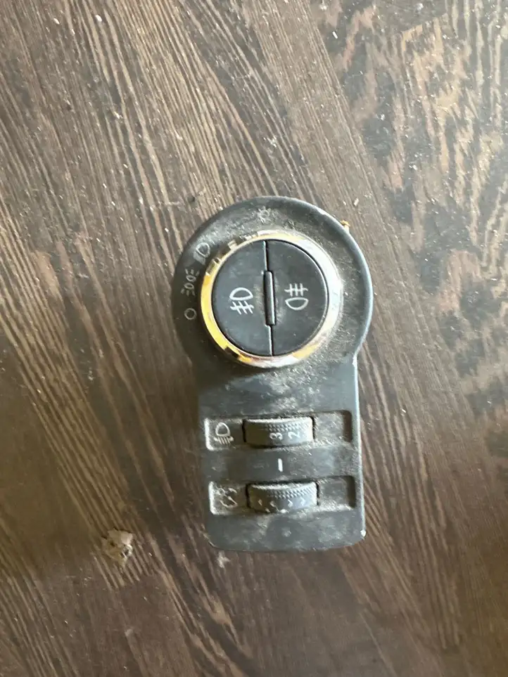 Opel Astra (2009 - 2012)  13268695 Включатель фонарей