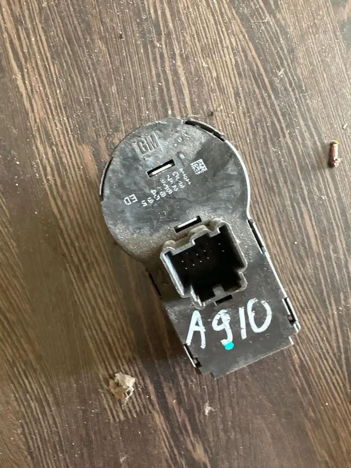 Opel Astra (2009 - 2012)  13268695 Включатель фонарей