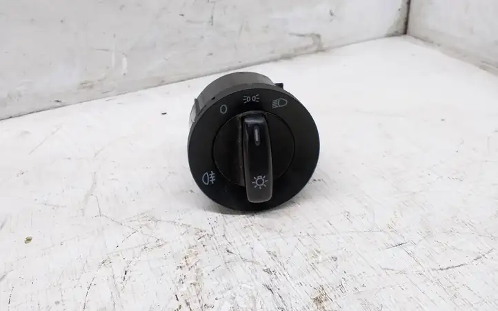 Volkswagen Caddy (2010 - 2015)   Включатель фонарей