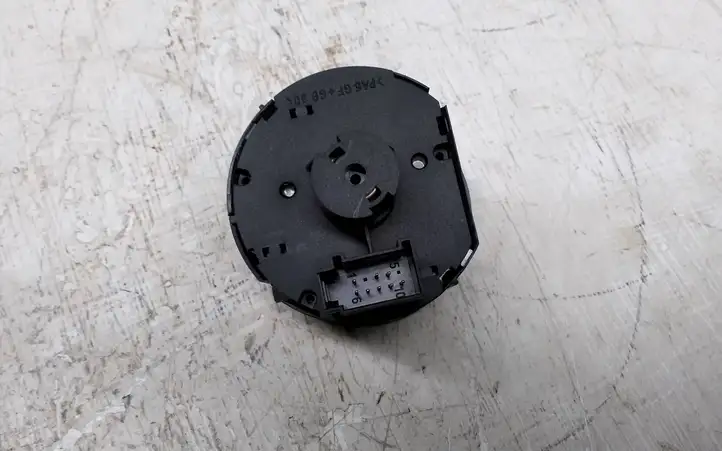 Volkswagen Caddy (2010 - 2015)   Включатель фонарей