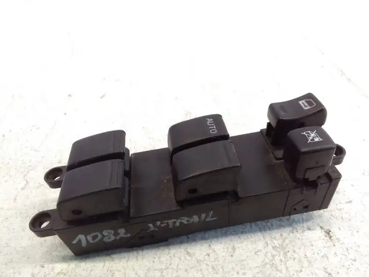 Nissan X-Trail T30 (2001 - 2007) Блок кнопок стеклоподъемников — фото 1