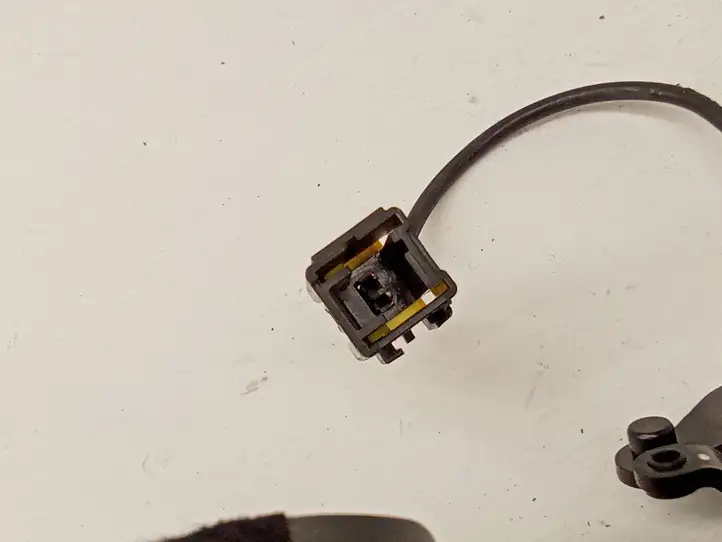 Citroen C4 Picasso (2013 - 2016)  98001481XT Задний средний замок ремня