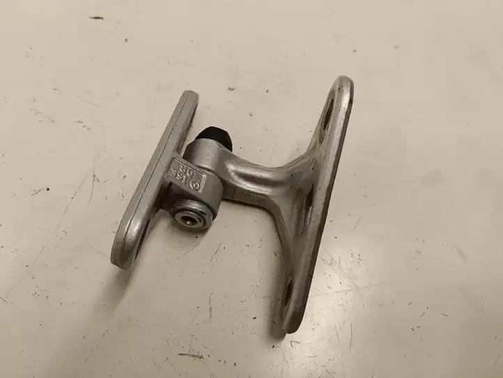 Mercedes-Benz CLS C219 (2003 - 2011)   Верхняя петля передней двери