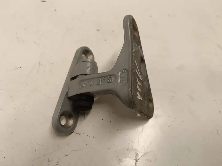 Mercedes-Benz CLS C219 (2003 - 2011)   Верхняя петля передней двери