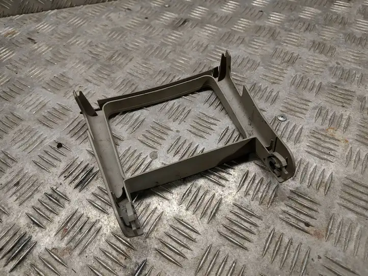 Volvo V70 (2000 - 2004)  9204984 Задний держатель чашки