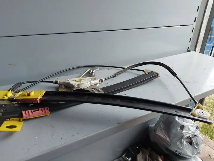 Audi A6 (2001 - 2004)  4B0837397C Механизм для электрического подъема окон передней двери (без двигателя)