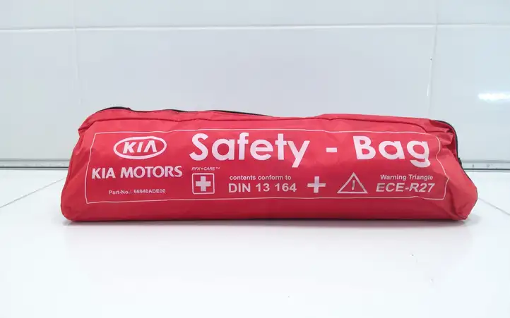 Kia Ceed (2012 - 2015) 66940ADE00 Автомобильная аптечка — фото 1