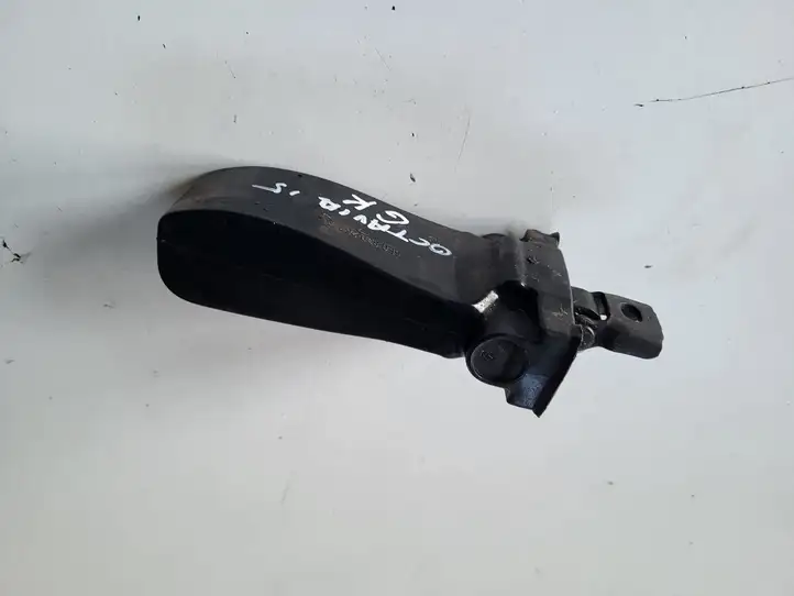 Skoda Octavia Mk3 (5E) (2013 - 2019)   Ограничитель открывания задней двери