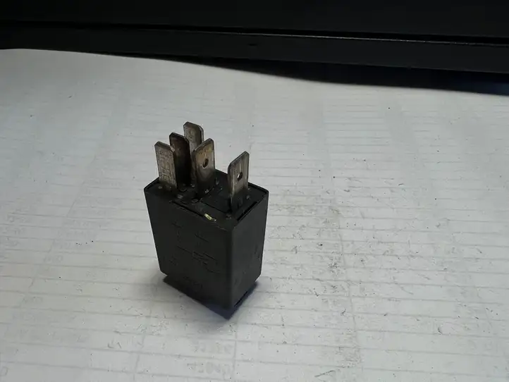 Volkswagen PASSAT B5 (1997 - 2000)  8Z0951253 Другое реле