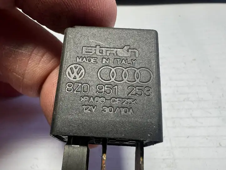 Volkswagen PASSAT B5 (1997 - 2000)  8Z0951253 Другое реле