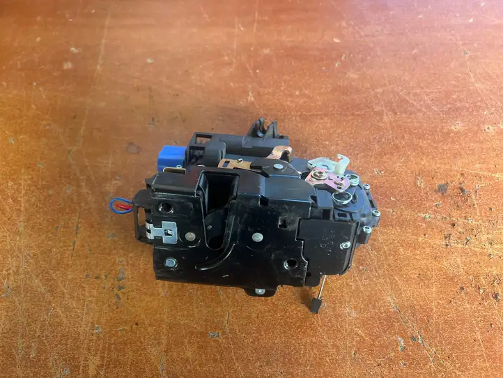 Skoda Praktik 5J8 (2007 - 2014)  3B1837016CE Замок передней двери